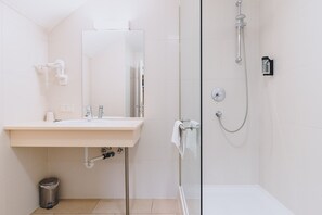 Douche, séchoir à cheveux, serviettes fournies, savon
