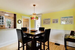 Dining - Niagara Wine Country Cottage (Lincoln)