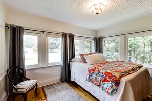 4 bedrooms, WiFi, bed sheets - Niagara Wine Country Cottage (Lincoln)