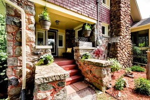 Terrace/patio - Niagara Wine Country Cottage (Lincoln)