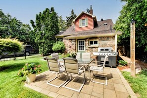 Outdoor dining - Niagara Wine Country Cottage (Lincoln)