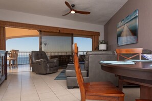 Smart TV, DVD player, books, video library - Sonoran Sea RESORT Oceanfront PENTHOUSE (Puerto Peñasco)