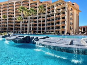 Alberca al aire libre y alberca climatizada