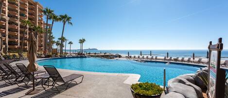 Alberca al aire libre y alberca climatizada