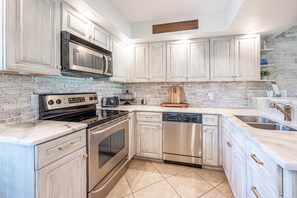 House, Multiple Beds (Sandpiper Village 758) | Private kitchen
