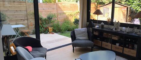 Tv, bøger, kontorer