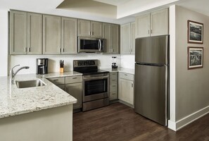 myroe-hi-res-suite-1-bedroom-kitchen.jpg