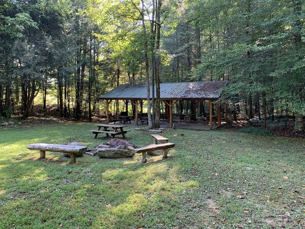 Twisted Pines By Smoky Cove Resort - Pigeon Forge, TN