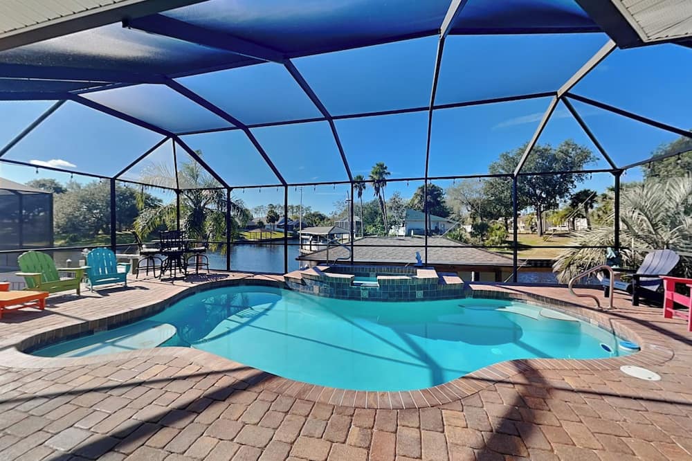Splashing Dolphins by Distinctive Beach Rentals - Marineland, FL