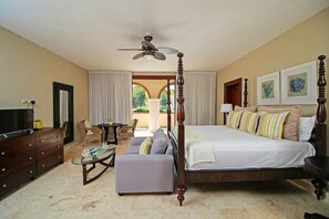 10 makuuhuonetta, tallelokero huoneessa, silitysrauta/-lauta