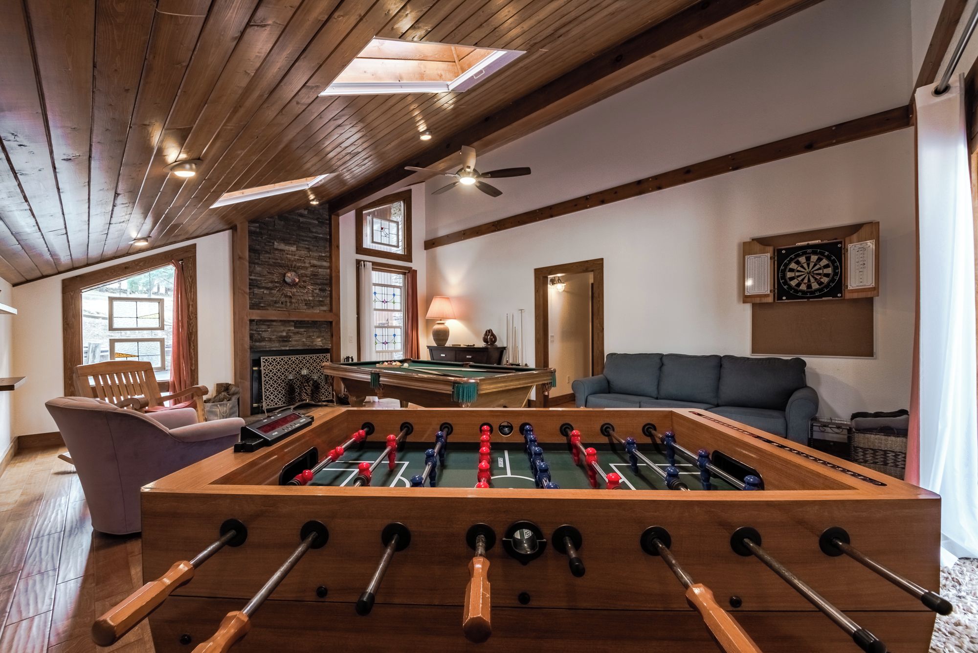Une pièce équipée d’un baby-foot, d’un jeu de fléchettes et d’une table de billard.