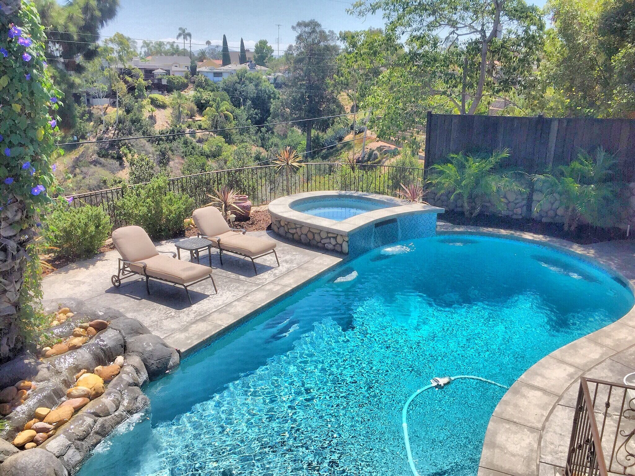 Alberca al aire libre y alberca climatizada