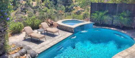 Alberca al aire libre y alberca climatizada