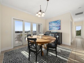 獨棟房屋, 多張床, 海灘景觀 | 用餐區