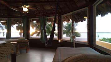 Cabaña familiar | Espacio para trabajar con laptop y tabla de planchar con plancha