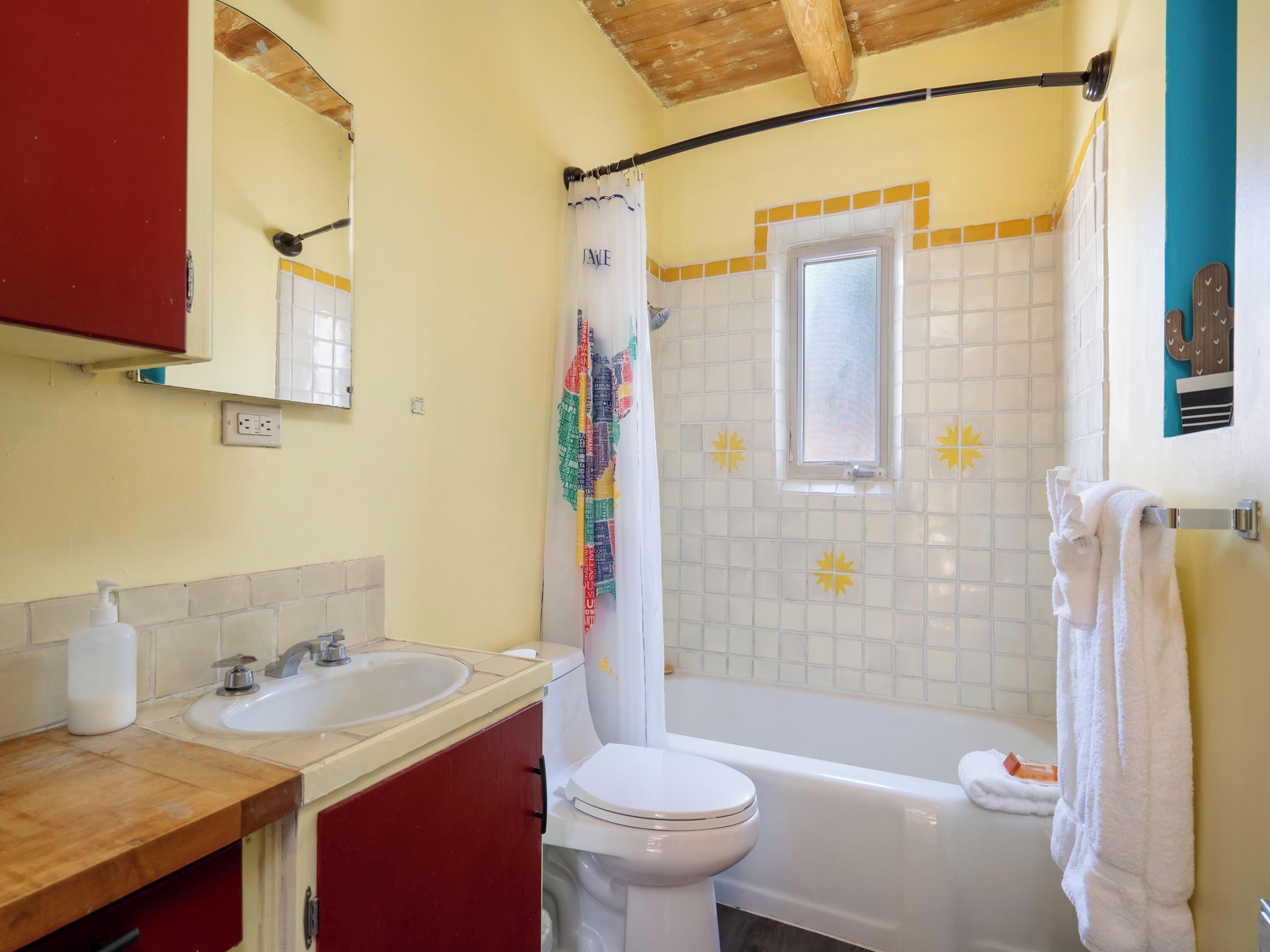A bathroom with a toilet, sink, and bathtub.