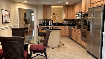 Frigorífic, microones, forn i placa de cuina