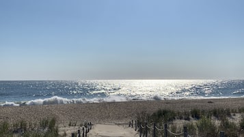 NĂ€ra stranden och solstolar