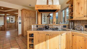 House (4 Bedrooms) | Property amenity