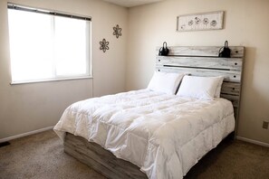 2 bedrooms, iron/ironing board, WiFi, bed sheets