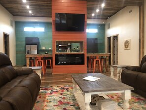 Smart TV, fireplace