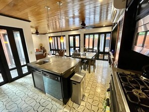 Køleskab, mikrobølgeovn, ovn, kogeplade