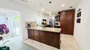 Fridge, microwave, stovetop, dishwasher - Such as house with heated pool, near to parks and lakes (Miami Lakes)