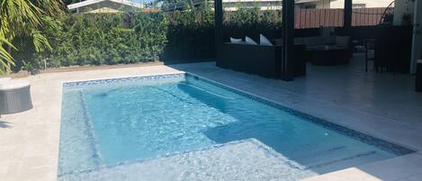 حمّام سباحة خارجي، حمّام سباحة مُدفَّأ