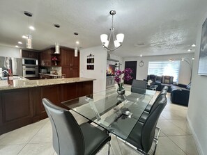Dining - Such as house with heated pool, near to parks and lakes (Miami Lakes)