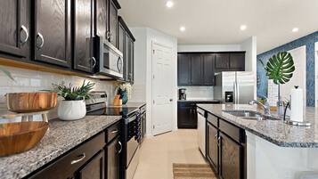 Een koelkast, een magnetron, een oven, een kookplaat