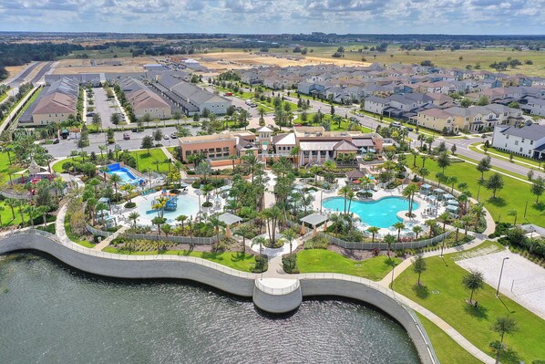 Beheizter Pool, Liegestühle