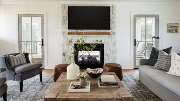 TV, fireplace