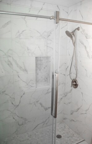 Dusche, Haartrockner, Handtücher, Toilettenpapier