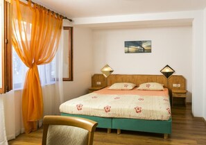 2 chambres, fer et planche à repasser, accès Internet, draps fournis