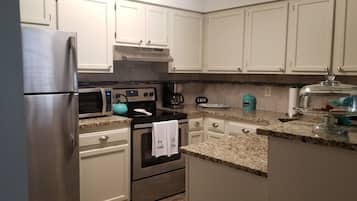 KĂŒhlschrank, Mikrowelle, Ofen, Herdplatte