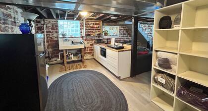 Welcoming and light ground floor studio short walk to dwnt Silver Spring & metro