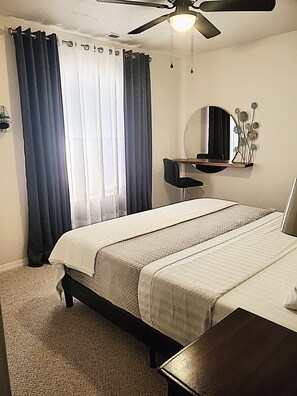 3 bedrooms, desk, iron/ironing board, travel crib - Sunset Hills1600 sq. ft. lower-level apt.<br>(3 bedrooms, 2 king beds) (Nampa)