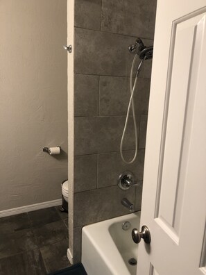 Ensemble douche/baignoire, papier toilette