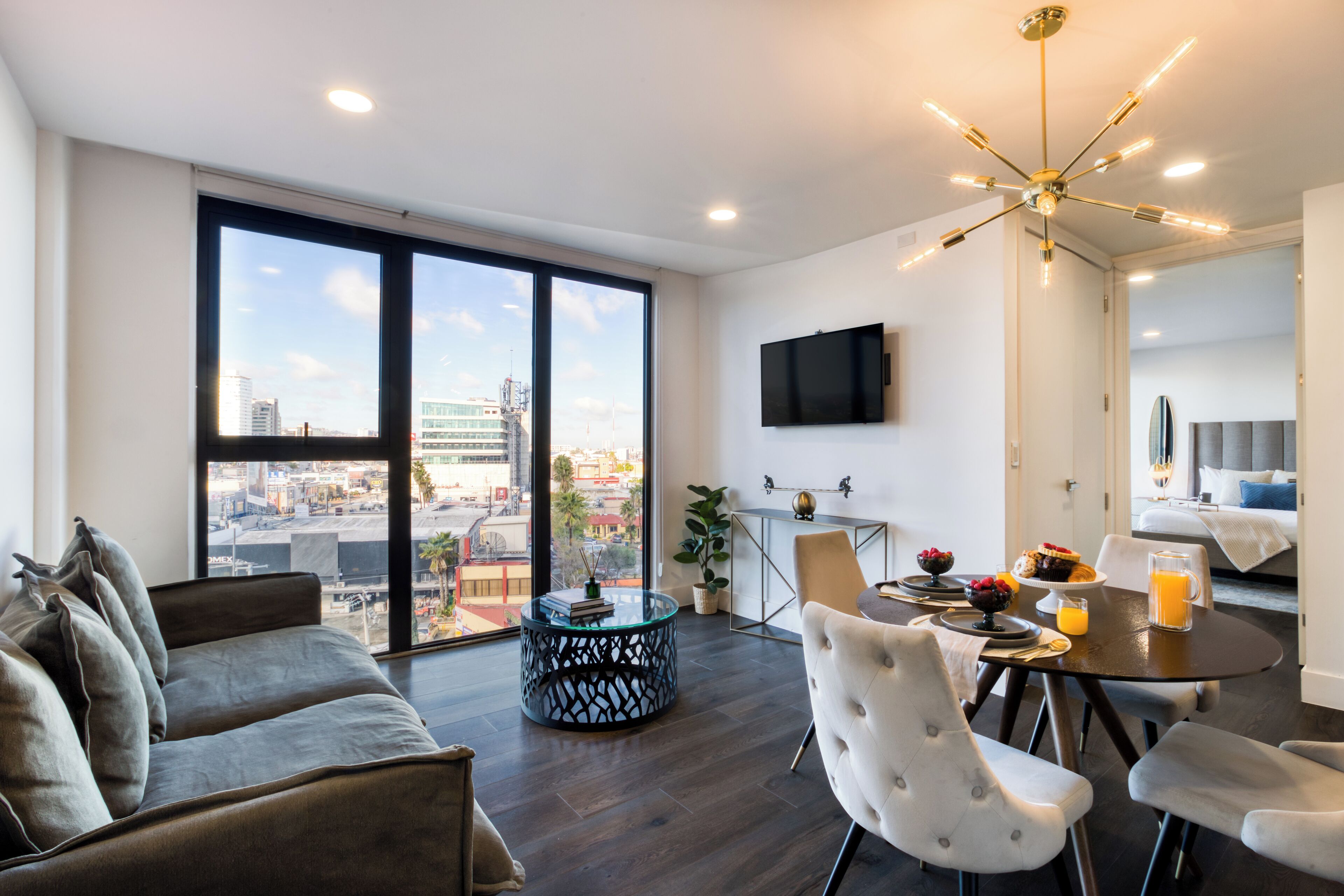 Superior Apartment with Balcony | Área de sala de estar | Smart TV de 42 pulgadas con canales por cable y televisión 