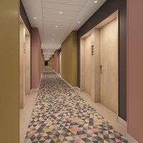 Un pasillo de hotel con alfombra estampada, puertas de madera e iluminación empotrada en el techo.