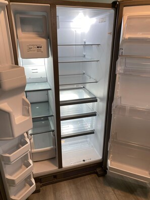 Un réfrigérateur doté de plusieurs étagères et d’un compartiment congélateur.