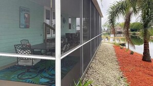 Un edificio moderno con amplios ventanales y un área de comedor visible en su interior.