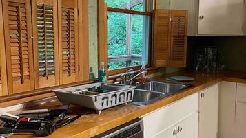 House, Private Bathroom (Treetops in Town) | Interior