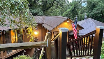 House, Private Bathroom (Treetops in Town) | Interior