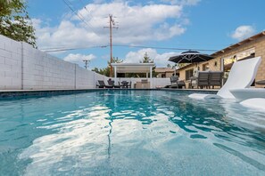 Utomhuspool och uppvärmd pool