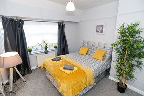 3 عدّة غرف نوم وسرير سفر وواي فاي