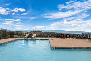 A pool with lounge chairs and a view of mountains. - Casa Serena - Breathtaking and Peaceful Views From Swimming Pool (Santa Fe)