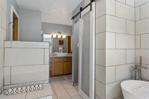 Ein modernes Badezimmer mit Dusche, Toilette und Waschbecken.