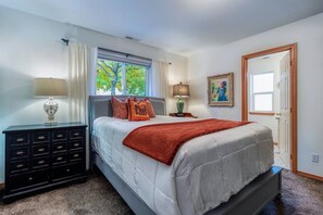 3 soveværelser, skrivebord, strygejern/strygebræt, Wi-Fi