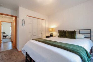 3 bedrooms, desk, iron/ironing board, WiFi